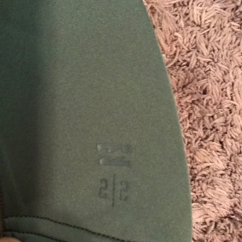 New Woman’s Sz 4 2/2 Billabong Synergy Shortie - Picture 3 of 5